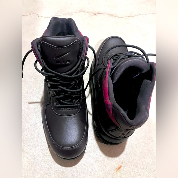 Nike Boots - Picture 1 of 5